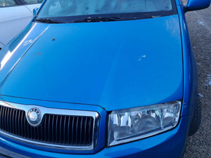Skoda Fabia 1, capota motor cu grila, ornament nichelat si emblema