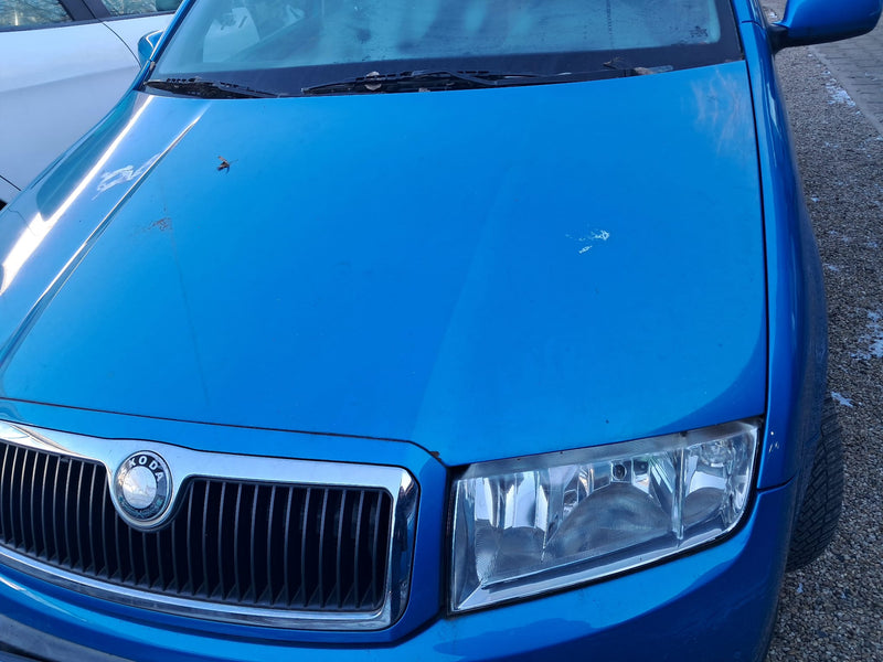 Skoda Fabia 1, capota motor cu grila, ornament nichelat si emblema