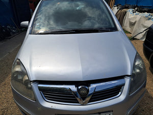 Opel Zafira B, capota motor cu grila si emblema