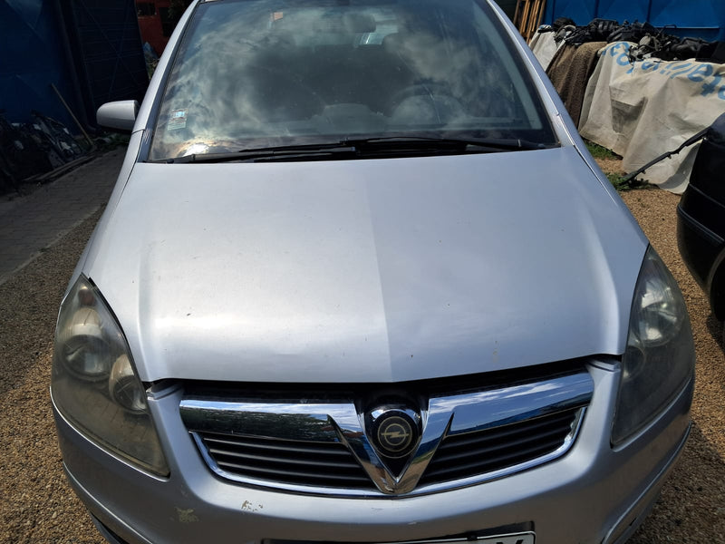 Opel Zafira B, capota motor cu grila si emblema