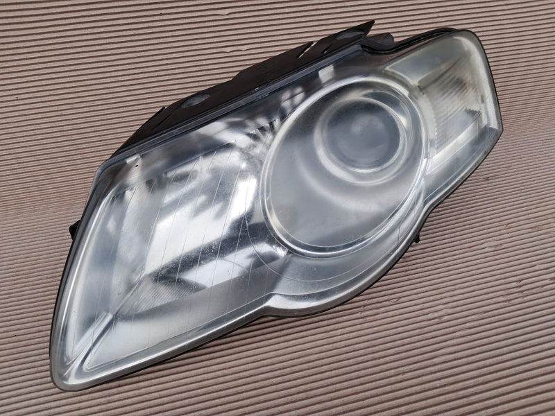 Volkswagen Passat B6, far stanga complet, original, modelul cu lupa